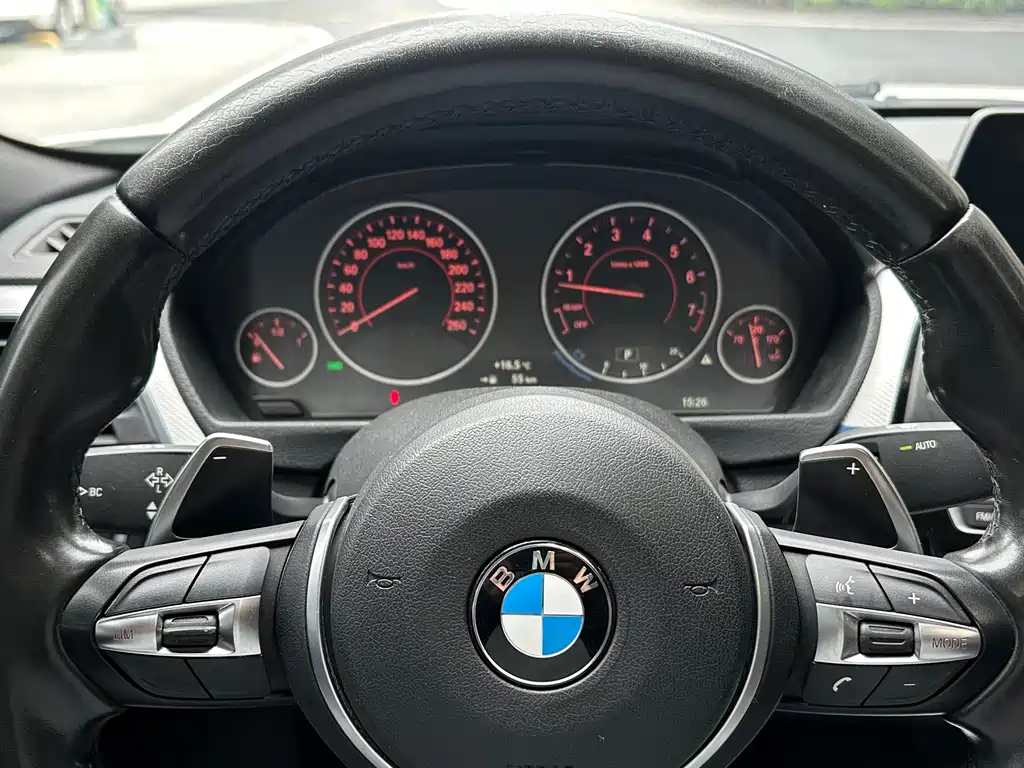 BMW 3 Series 2018 — фото 16