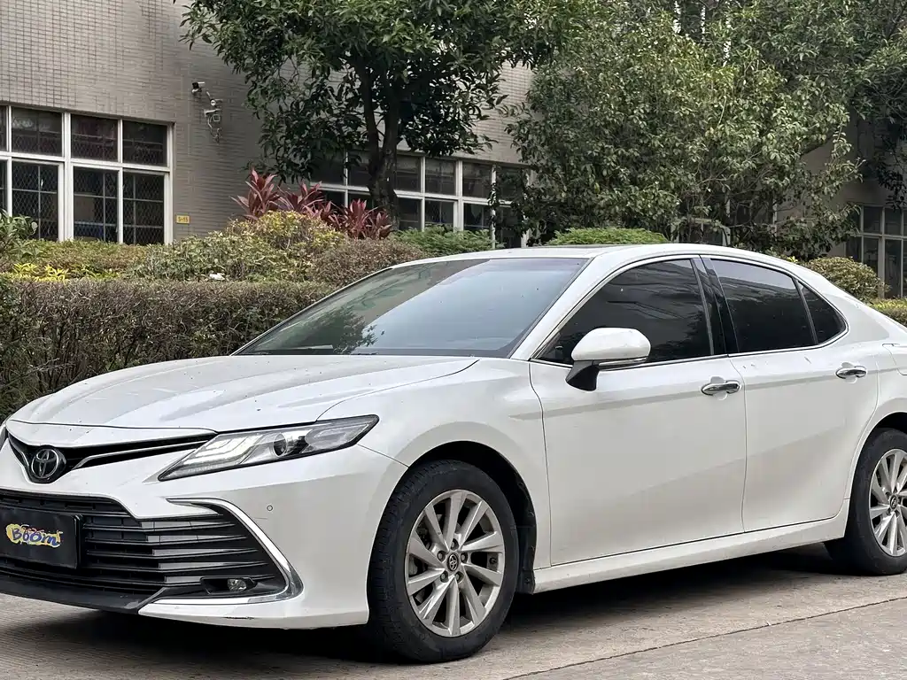 Toyota Camry 2022 — фото 1