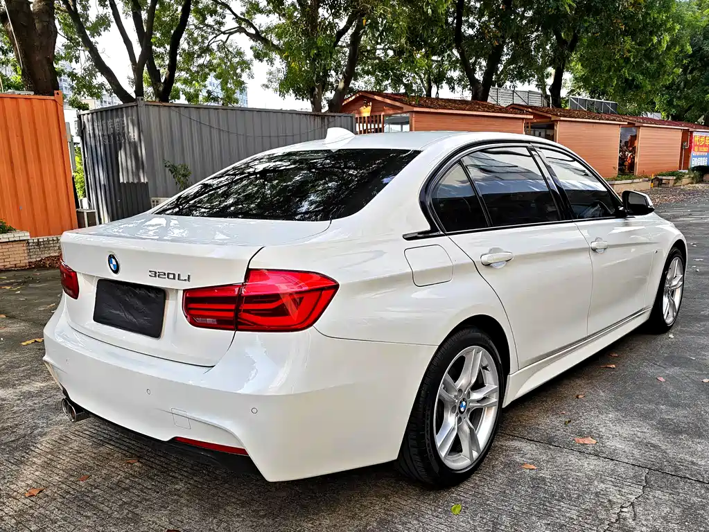 BMW 3 Series 2018 — фото 8