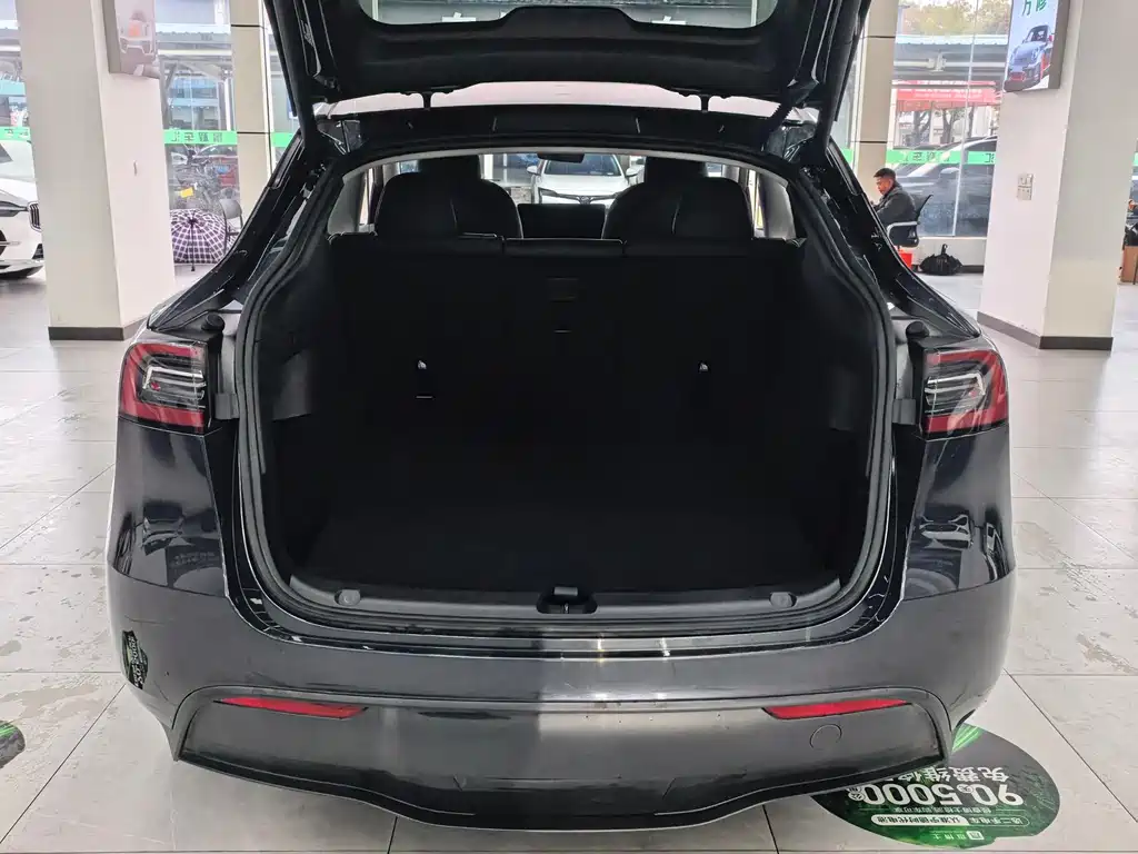 Tesla Model Y 2025 — фото 12