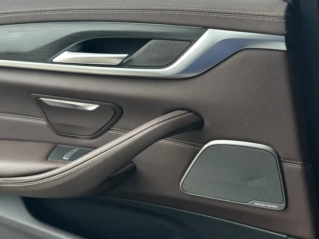 BMW 5 Series 2023 — фото 14