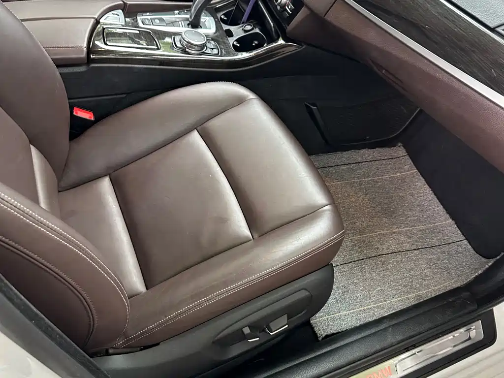 BMW 5 Series 2017 — фото 10