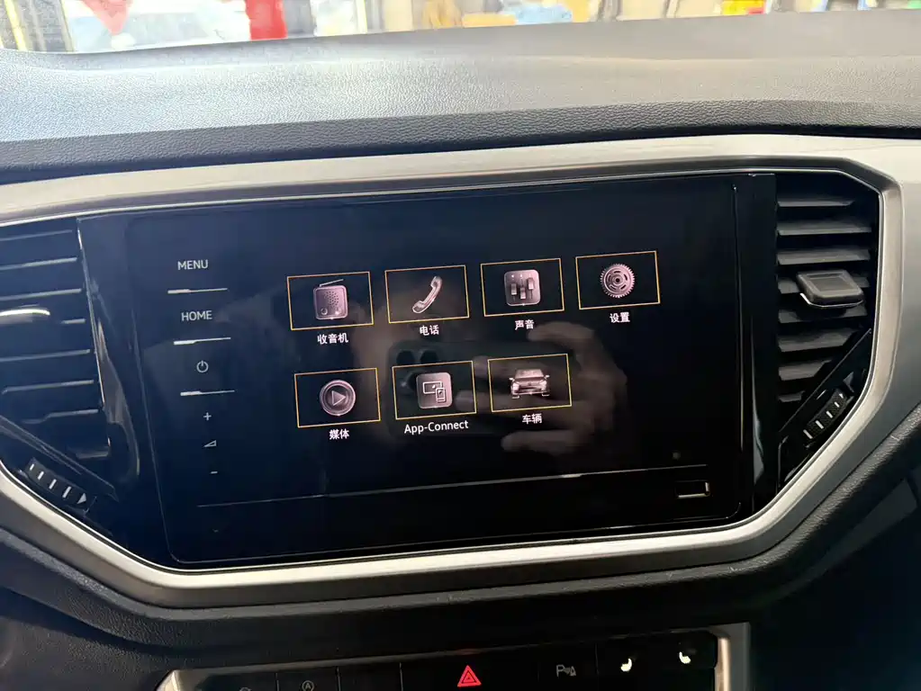 Volkswagen T-Roc 2023 — фото 16