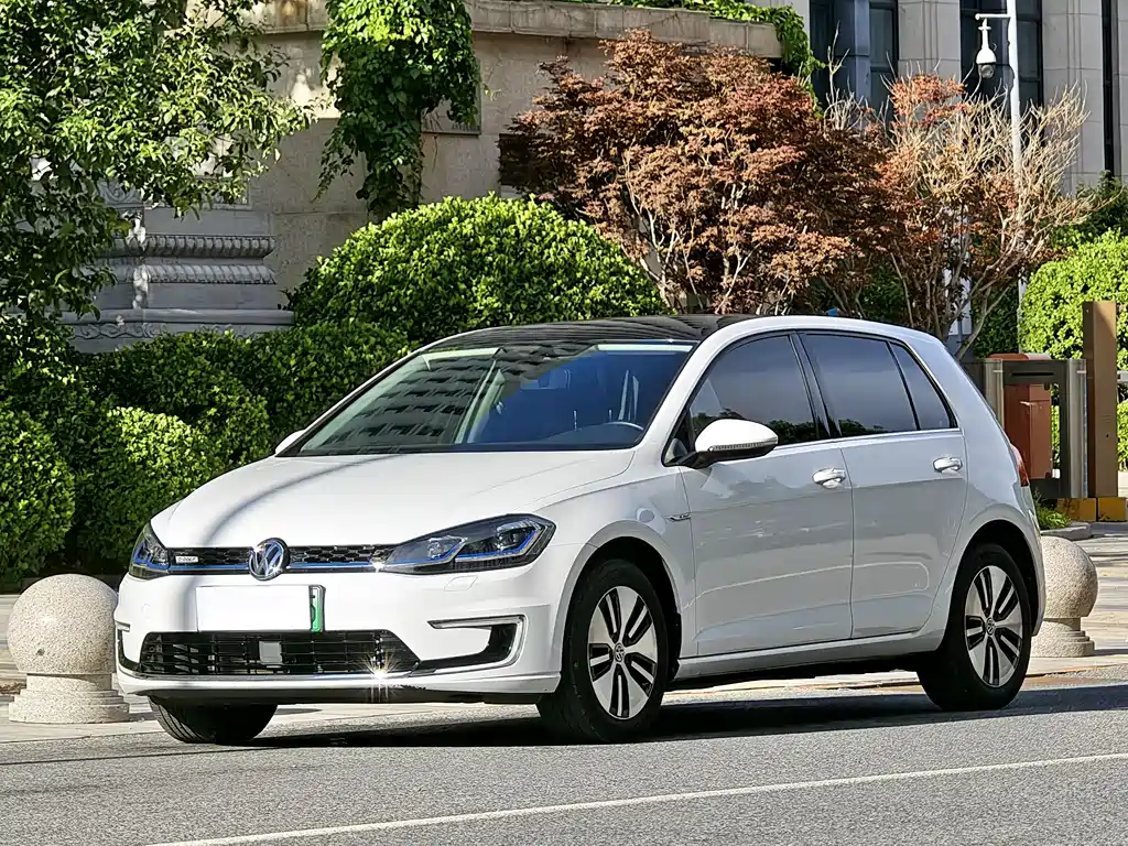 Volkswagen Golf EV 2021 — фото 1