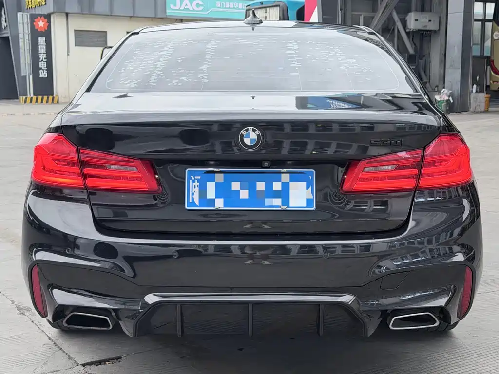 BMW 5 Series 2017 — фото 13