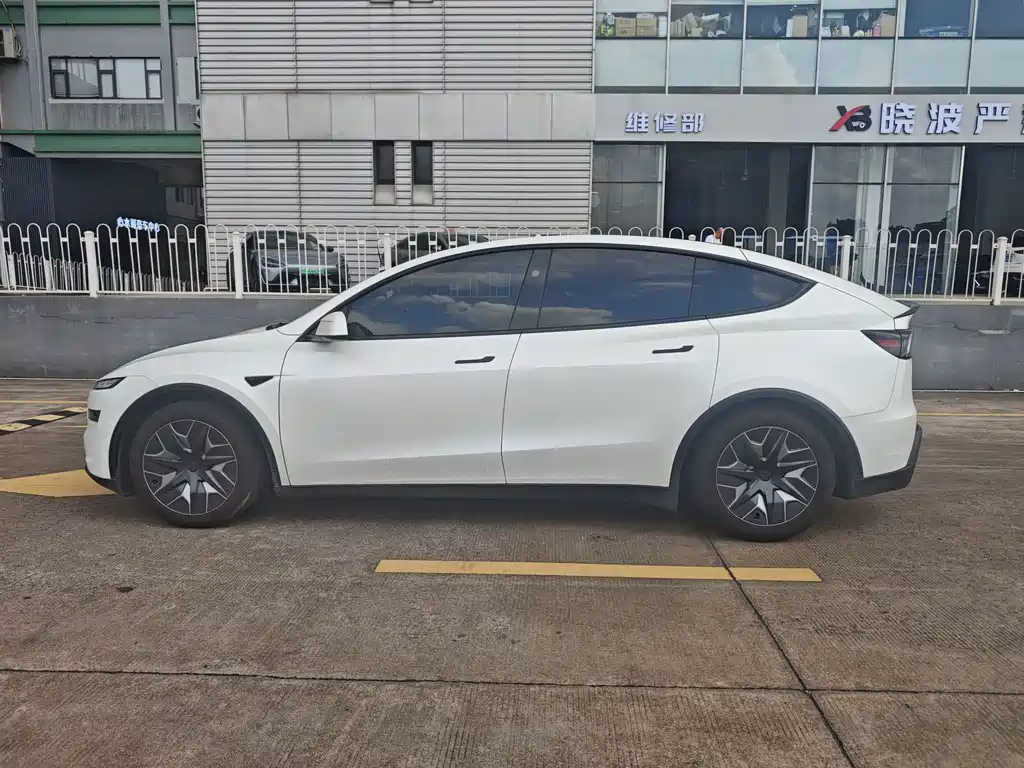 Tesla Model Y L 2025 — фото 16