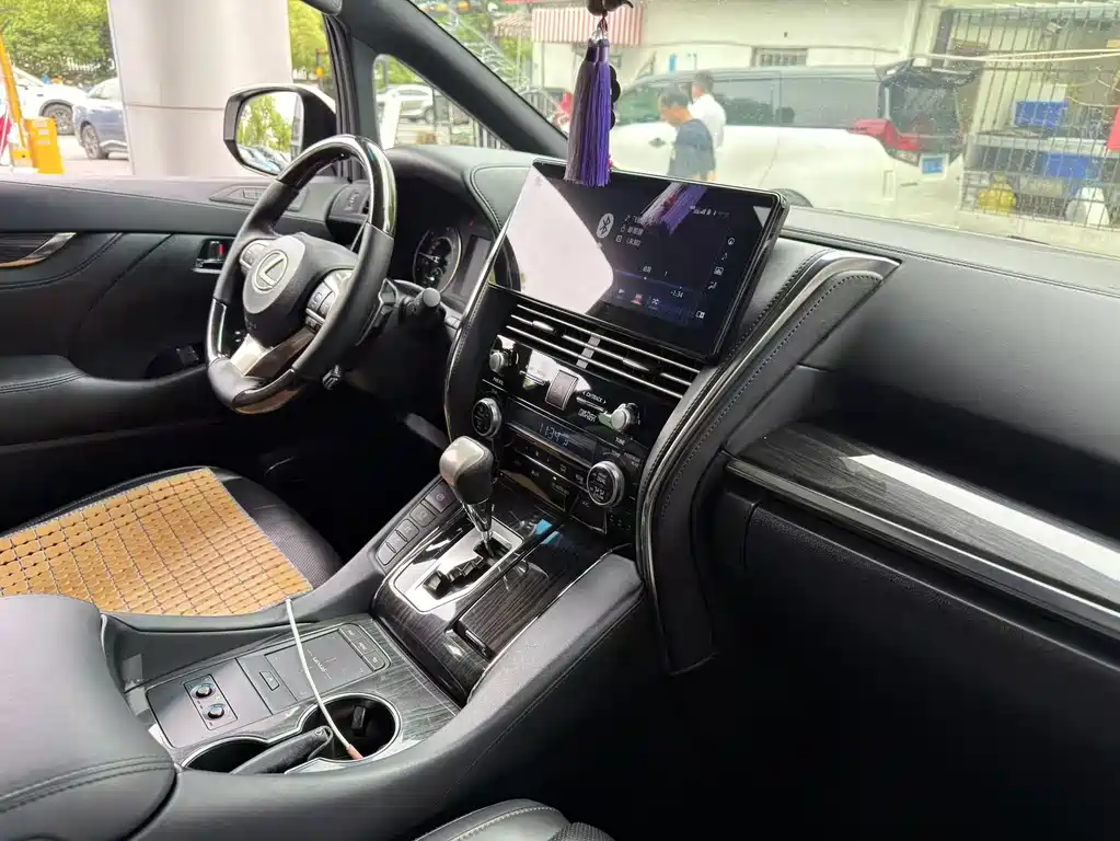 Lexus LM 2022 — фото 11