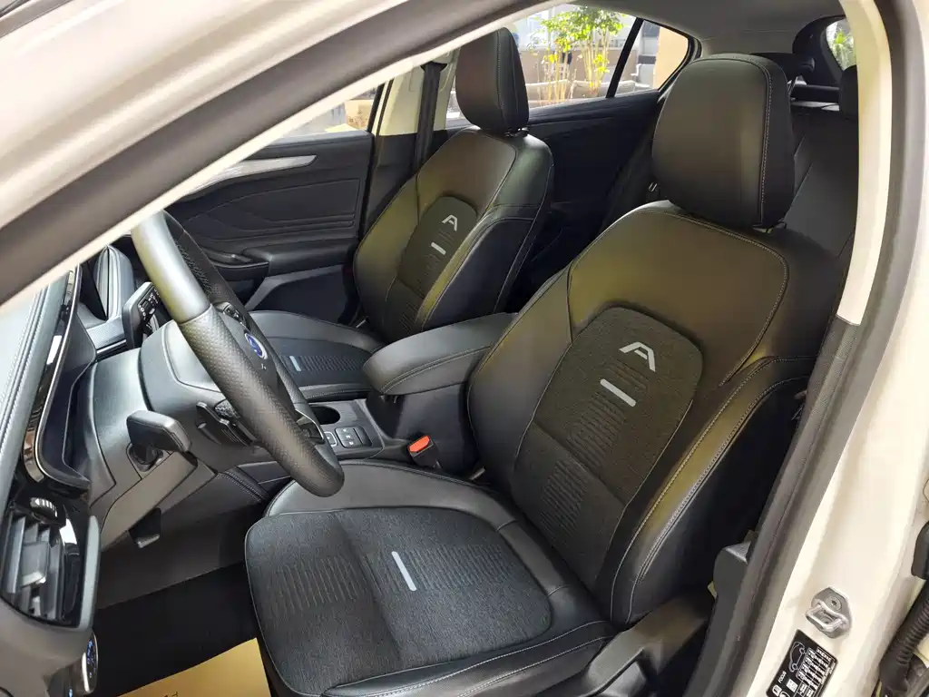Ford Focus Active 2022 — фото 15