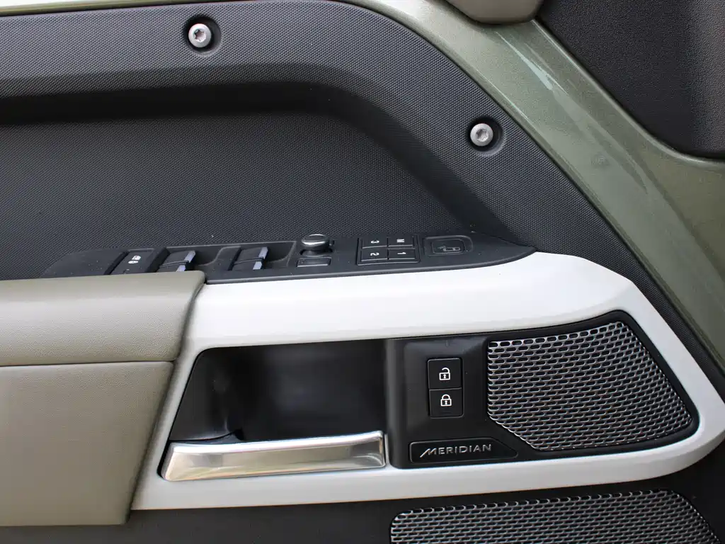 Land Rover Defender 2021 — фото 13