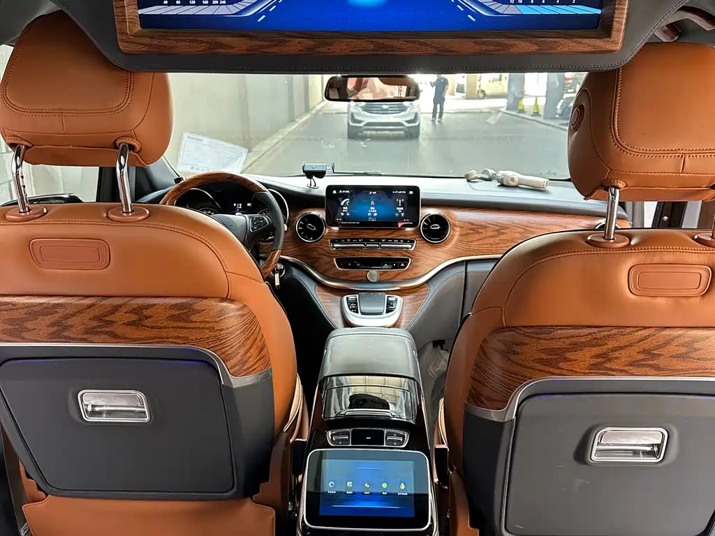 Mercedes-Benz V-Class 2023 — фото 11