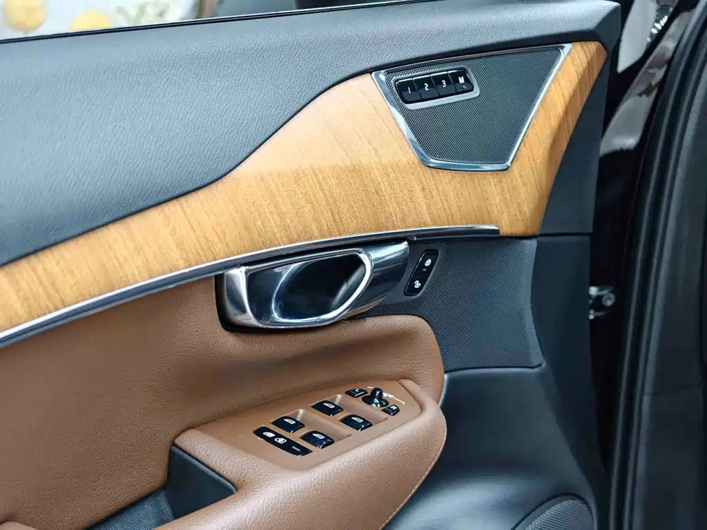 Volvo XC90 2020 — фото 12