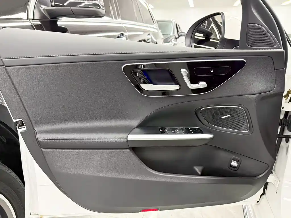 Mercedes-Benz C-Class 2024 — фото 10