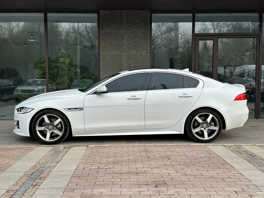 Jaguar XE 2015 — фото 5