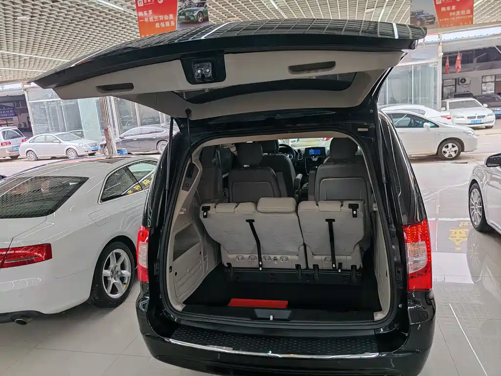 Chrysler Grand Voyager 2017 — фото 12