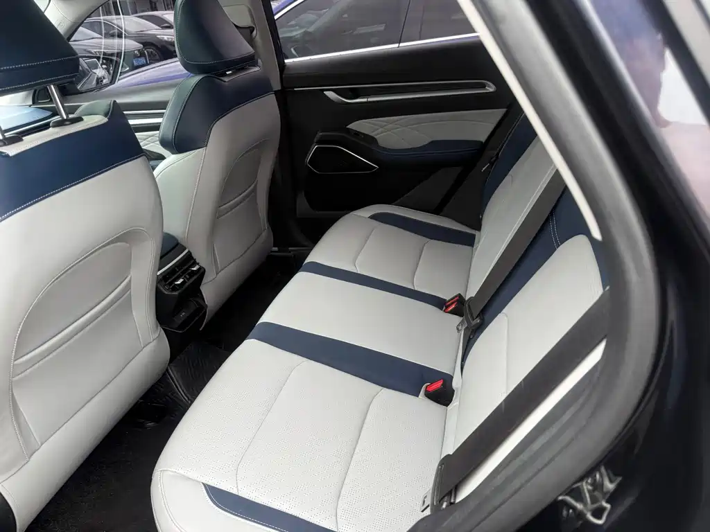 Geely Emgrand 2022