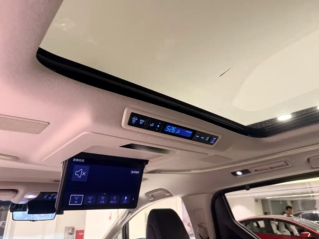 Toyota Vellfire 2021 — фото 15
