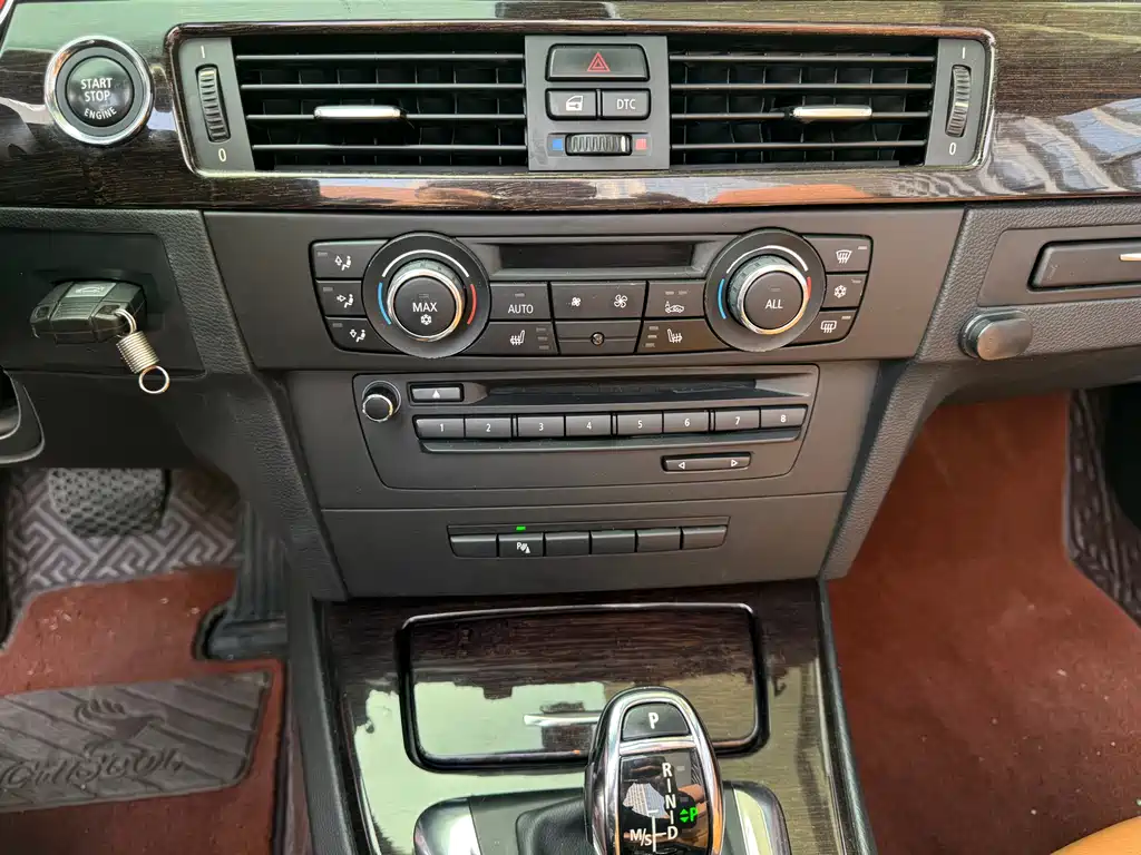 BMW 3 Series 2011 — фото 16