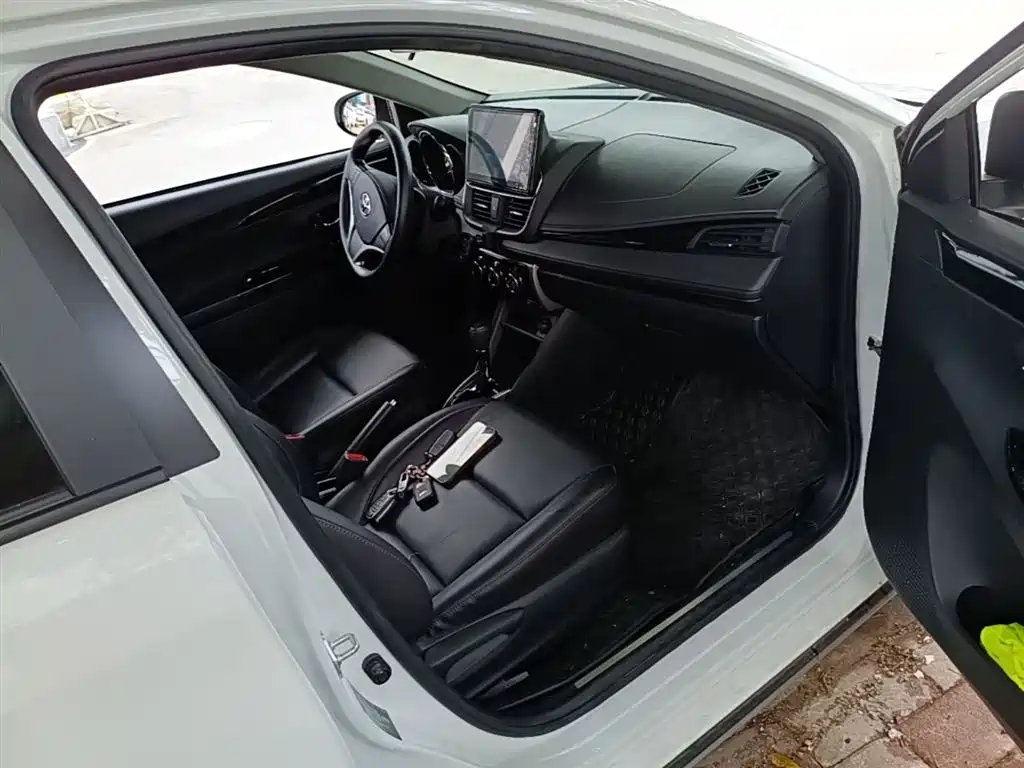 Toyota Yaris L 2022 — фото 25