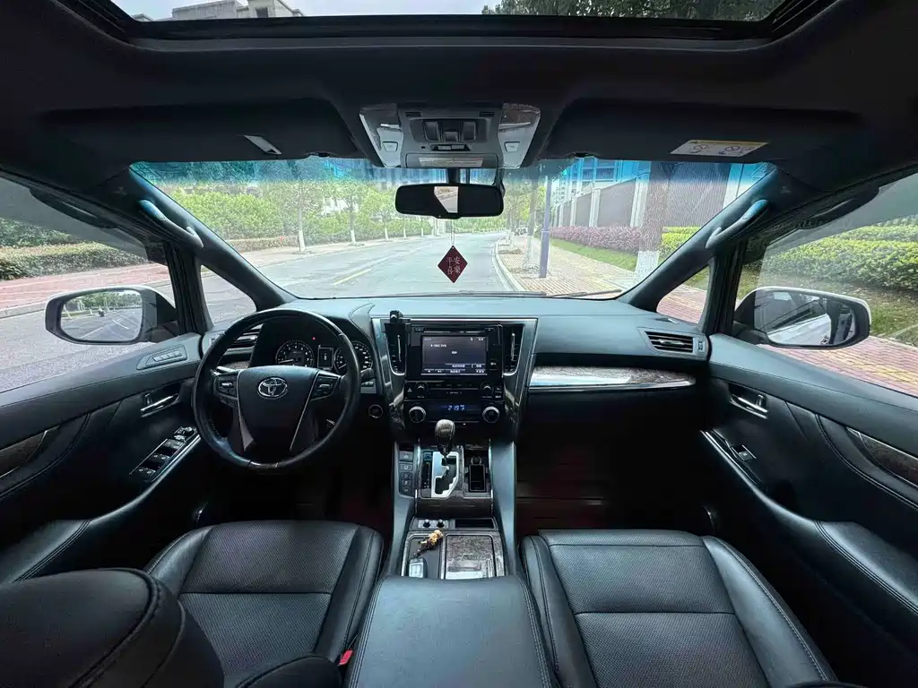 Toyota Alphard 2018 — фото 12