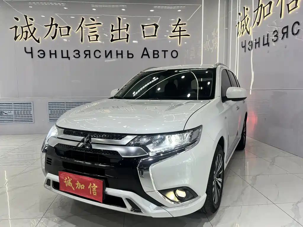 Mitsubishi Outlander 2022 — фото 1