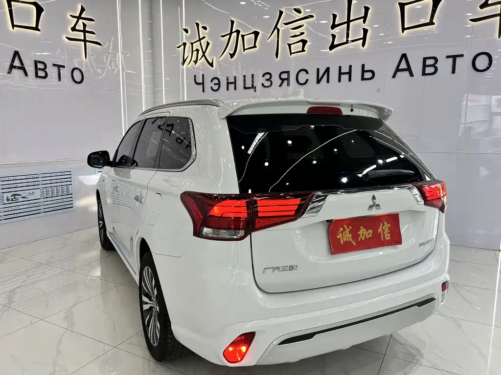 Mitsubishi Outlander 2022 — фото 6