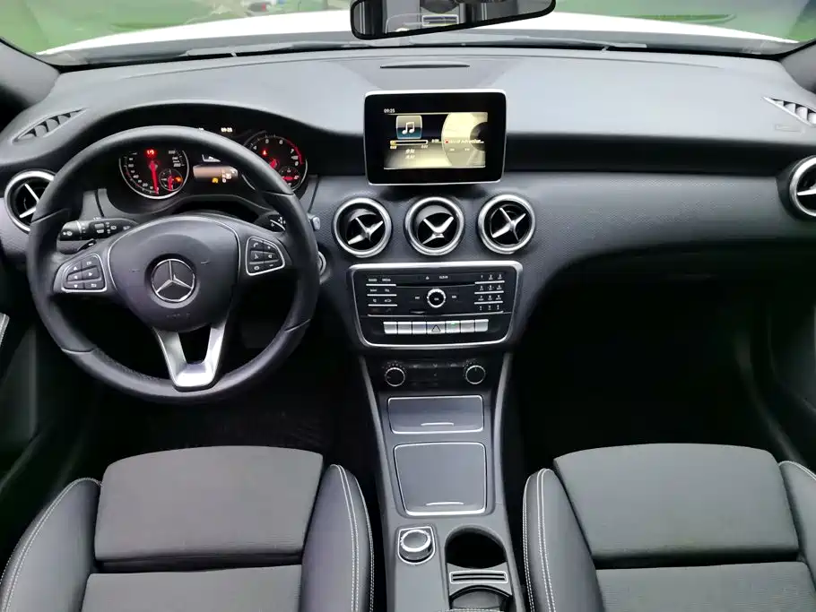 Mercedes-Benz A-Class 2016 — фото 12