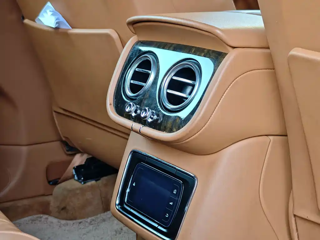 Bentley Bentayga 2019 — фото 16