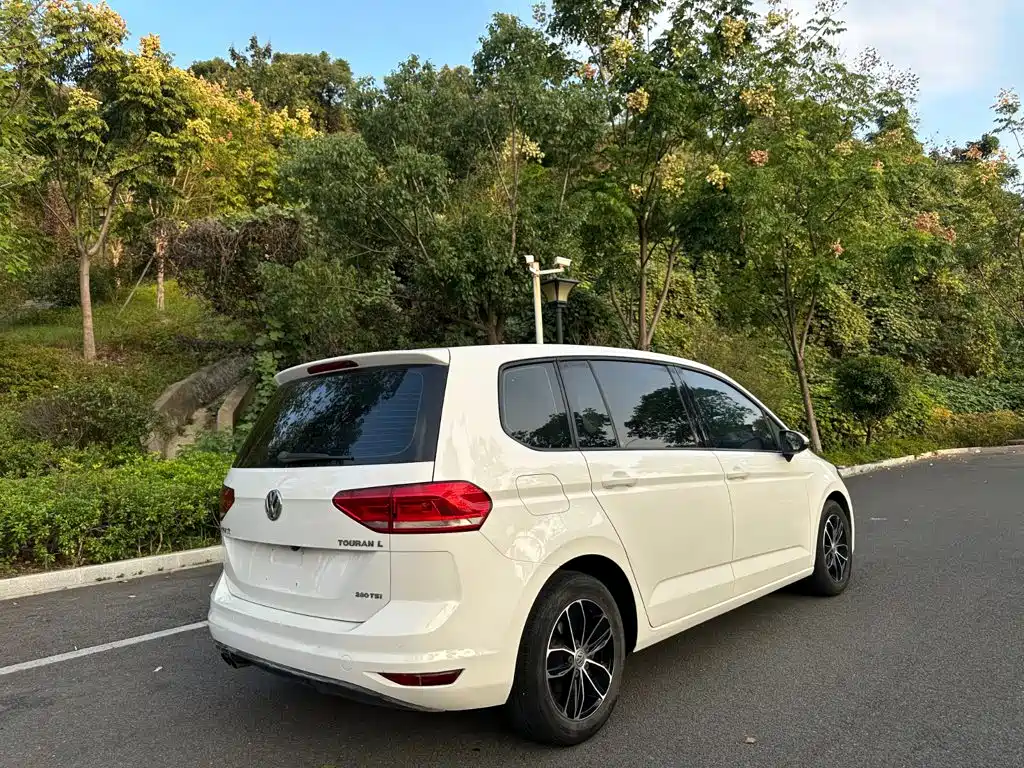Volkswagen Touran 2018 — фото 16