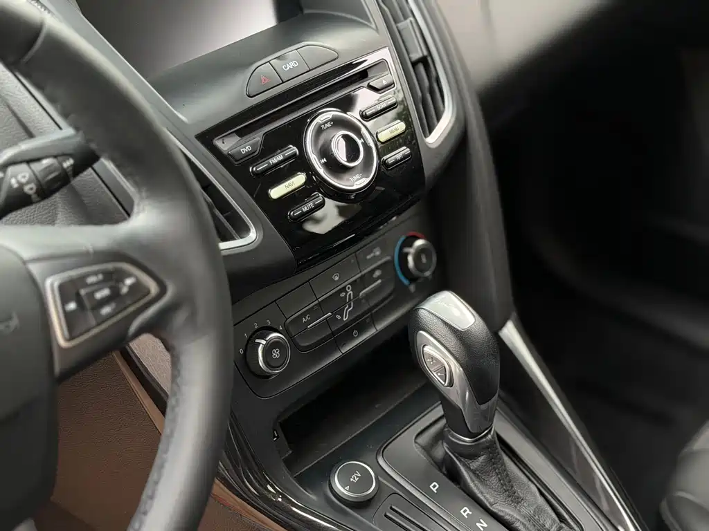 Ford Focus 2019 — фото 18
