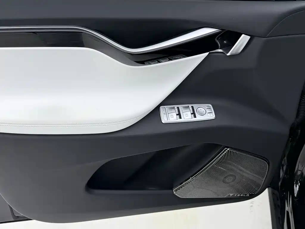 Tesla Model X 2018 — фото 14