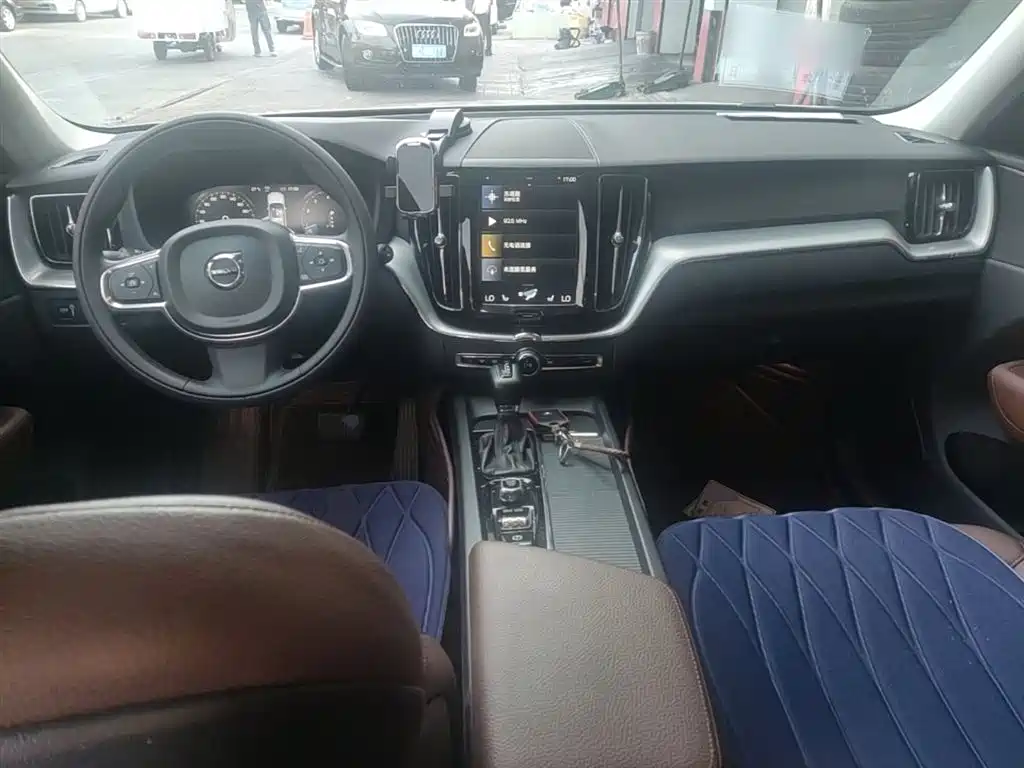 Volvo XC60 2019 — фото 10