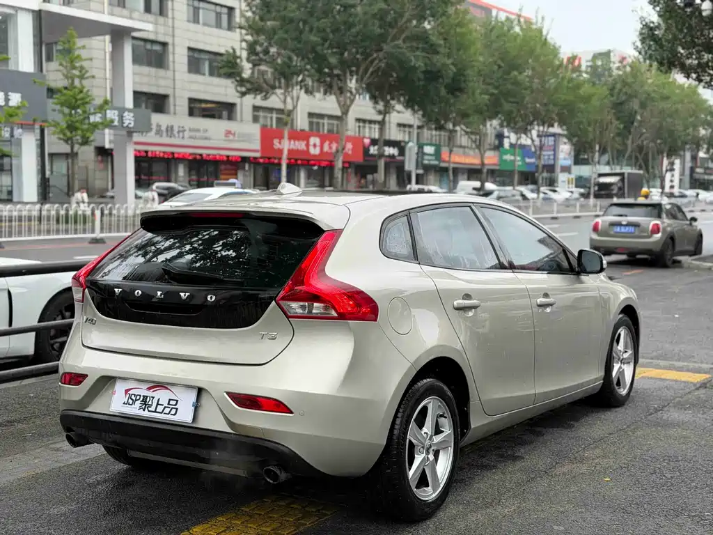 Volvo V40 2017 — фото 11