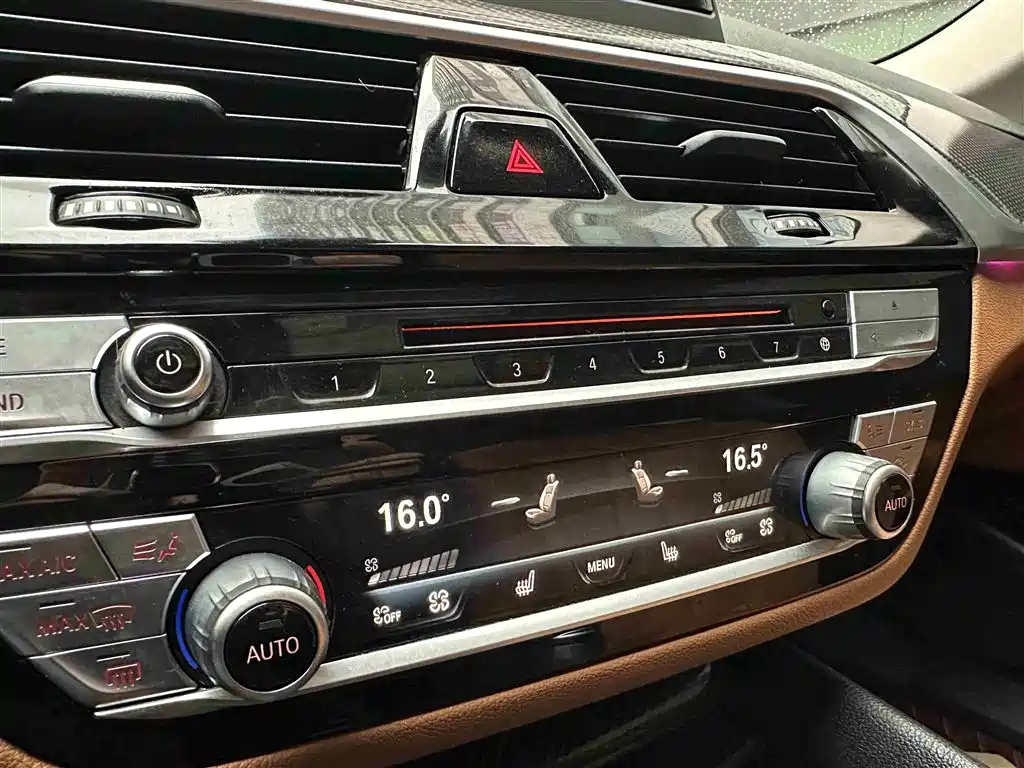 BMW 5 Series 2018 — фото 14