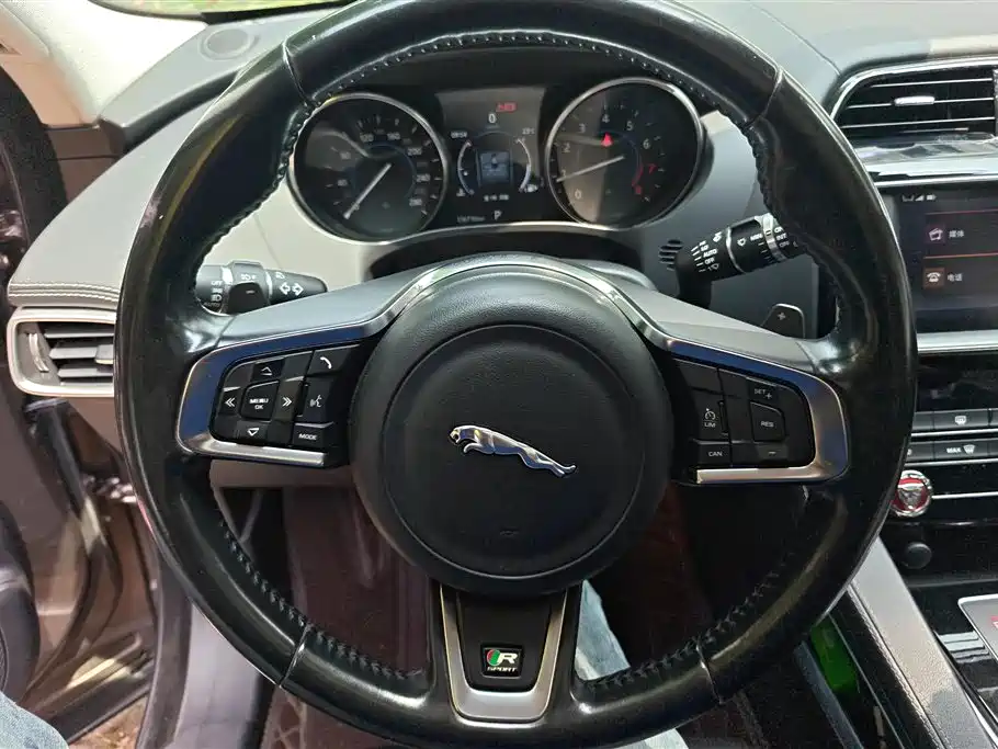 Jaguar F-PACE 2018 — фото 15