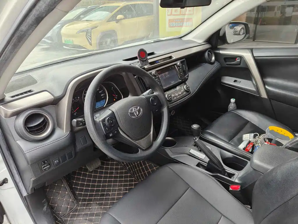Toyota RAV4 2016 — фото 12