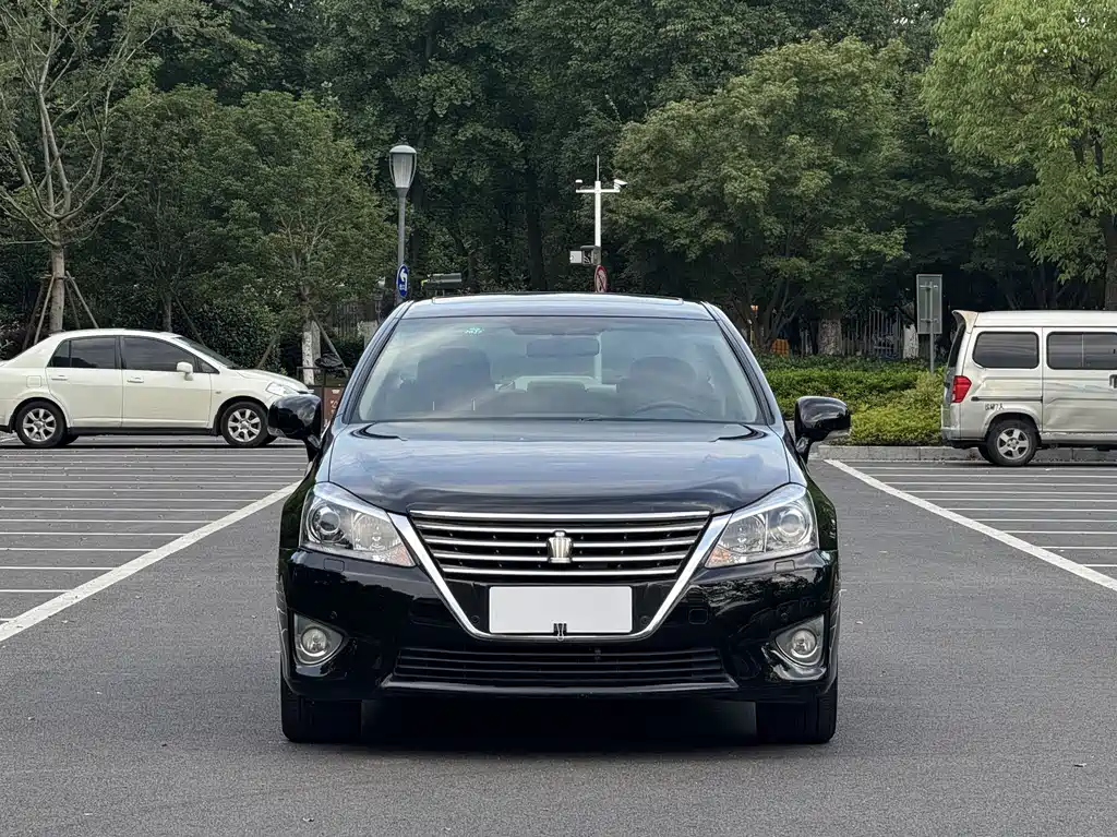 Toyota Crown 2015