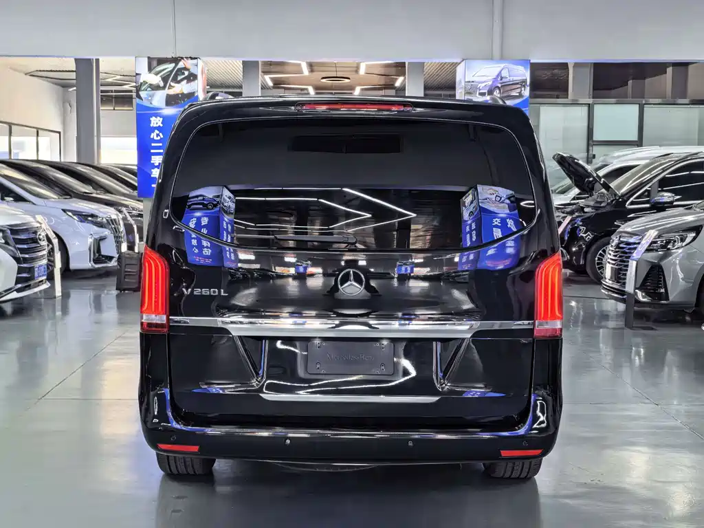 Mercedes-Benz V-Class 2018 — фото 18