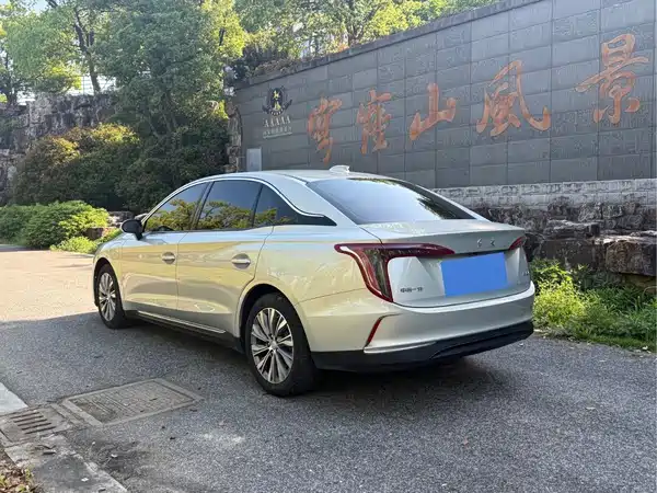 Hongqi E-QM5 2023
