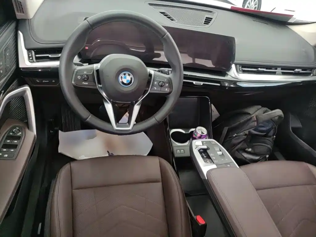 BMW iX1 2025 — фото 10
