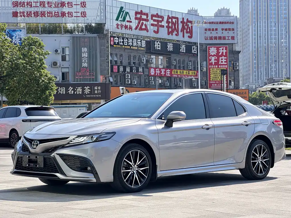 Toyota Camry 2022 — фото 1