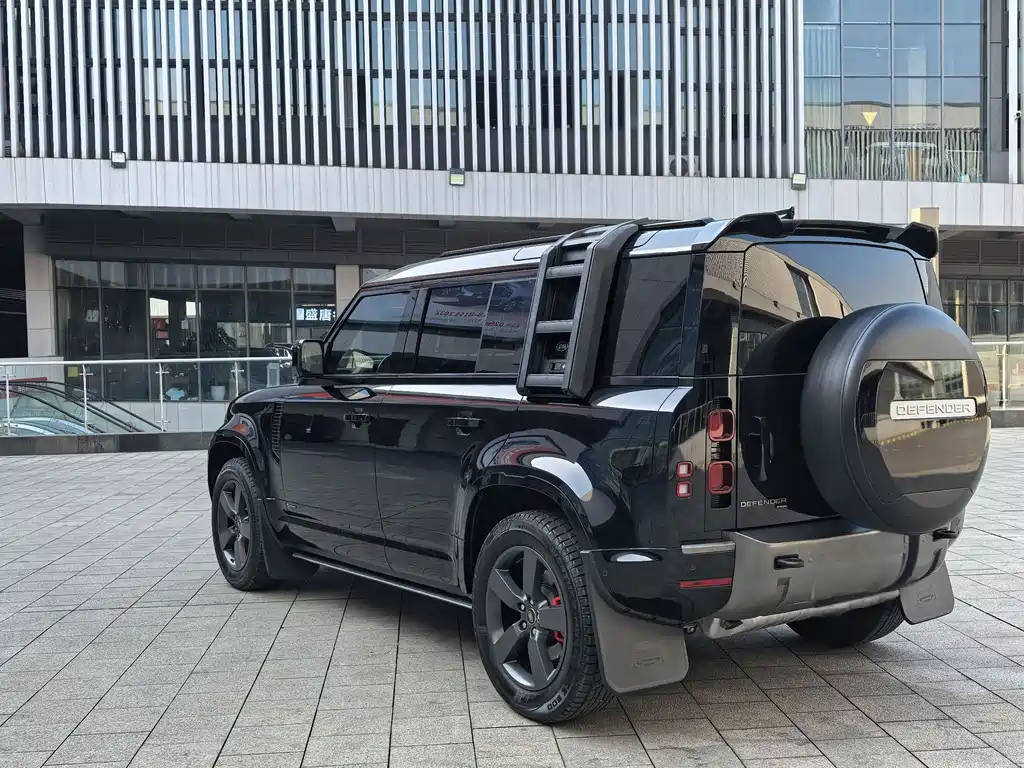 Land Rover Defender 2021 — фото 18