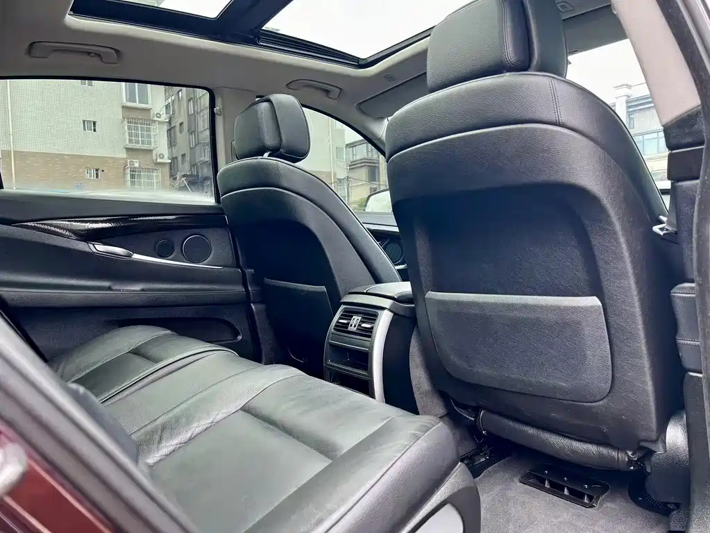 BMW 5 Series GT 2012 — фото 15