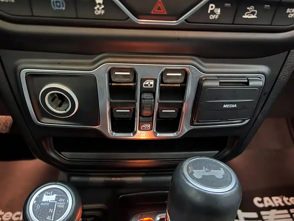 Jeep Wrangler PHEV 2023 — фото 24