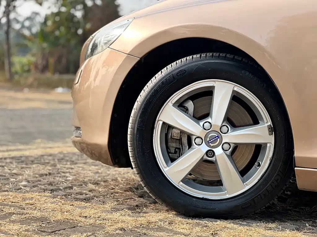 Volvo V40 2016 — фото 18