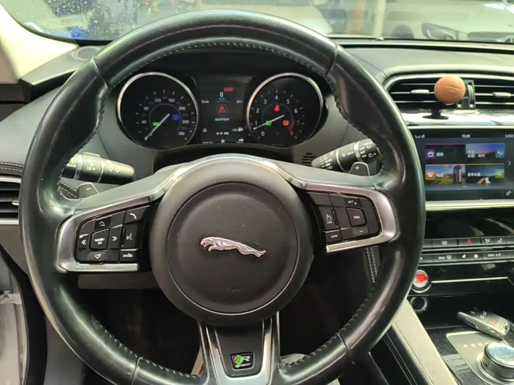 Jaguar F-PACE 2016 — фото 11