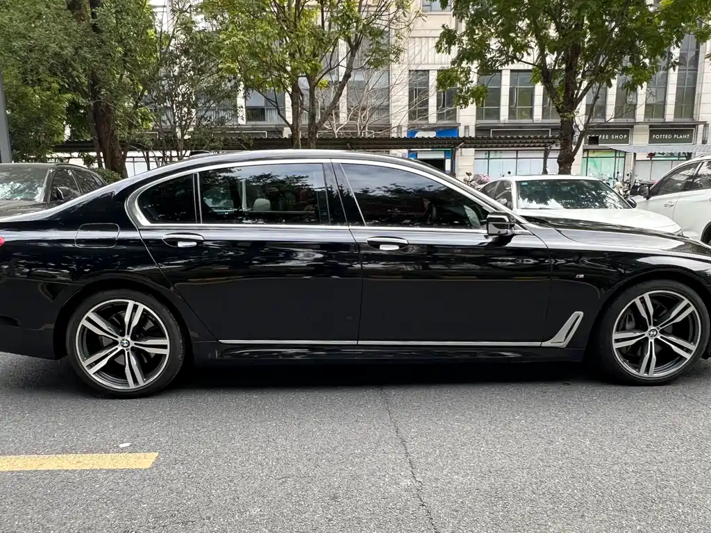 BMW 7 Series 2018 — фото 12