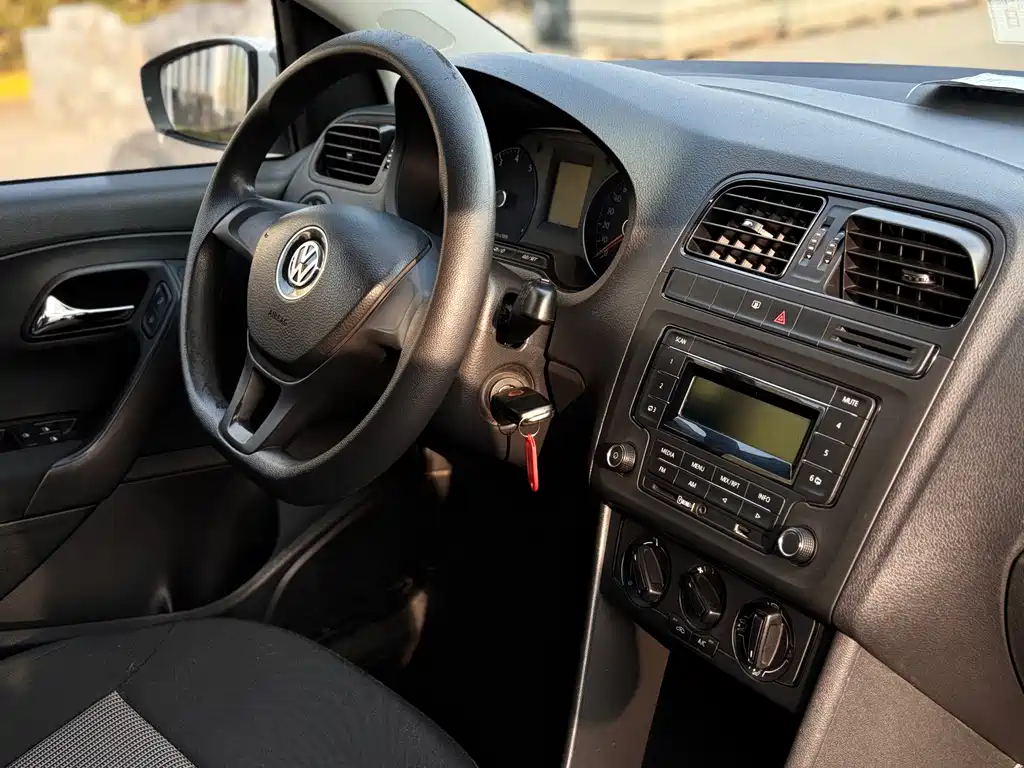 Volkswagen Polo 2015 — фото 16