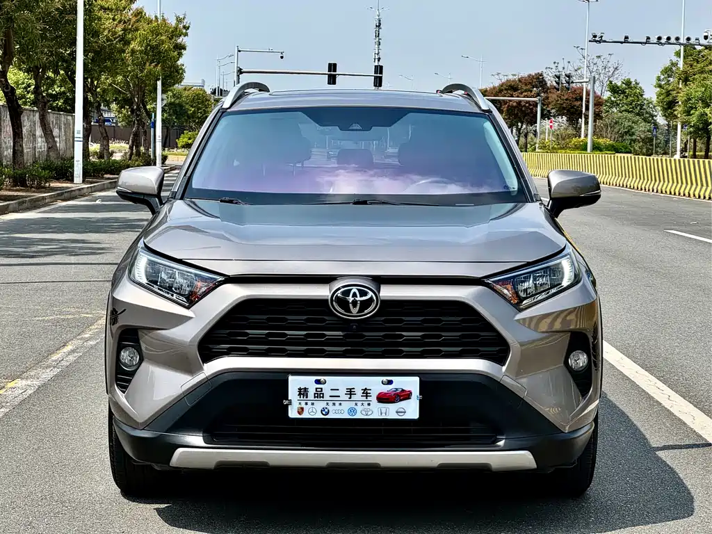 Toyota RAV4 2021 — фото 2