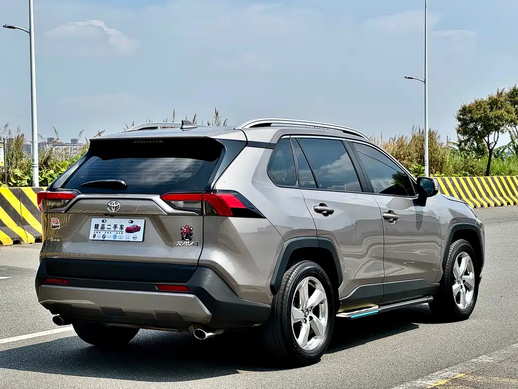 Toyota RAV4 2021 — фото 9