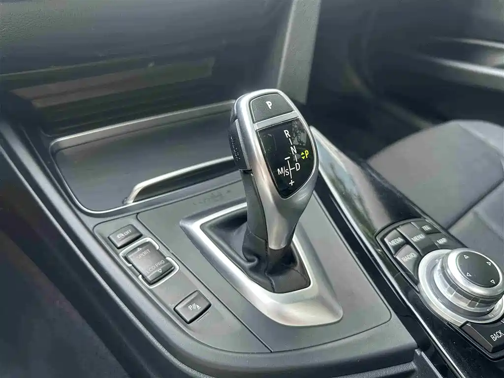 BMW 3 Series 2017 — фото 15
